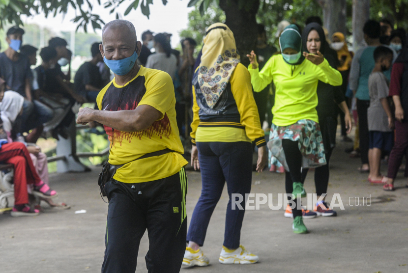 Sejumlah warga saat berolahraga di Jalur Banjir Kanal Timur, Jakarta. Pada masa perpanjangan PPKM hingga 23 Agustus mendatang, pemerintah melonggarkan kegiatan olahraga di ruang terbuka. (ilustrasi)
