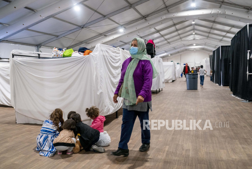  Sekelompok anak-anak bermain di dalam salah satu tenda besar di sebuah kamp pengungsi Afghanistan di Pangkalan Bersama McGuire Dix Lakehurst, NJ, Senin, 27 September 2021. Kamp tersebut saat ini menampung sekitar 9.400 pengungsi Afghanistan dan memiliki kapasitas untuk menampung hingga 13.000 orang.