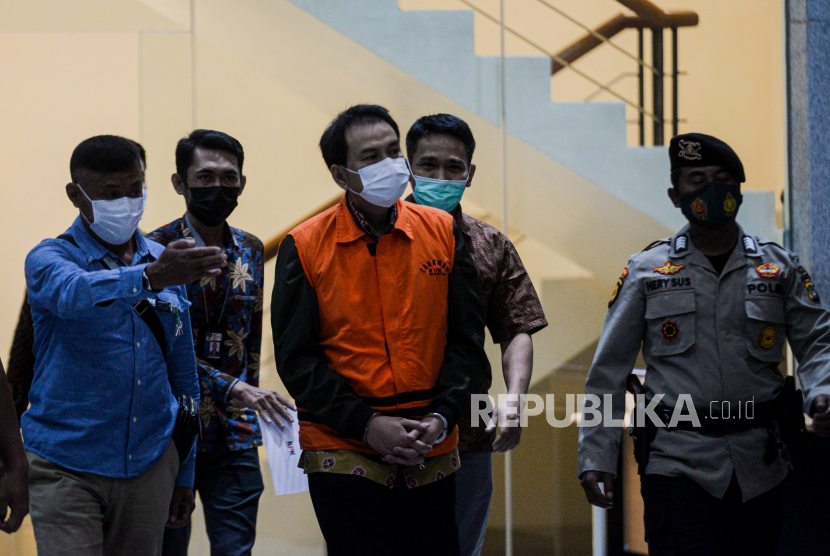Wakil Ketua DPR RI Azis Syamsuddin mengenakan rompi oranye tahanan KPK.