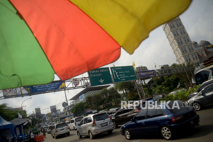 Ilustrasi. Polres Bogor mengerahkan badut untuk menghibur anak-anak yang terjebak macet saat pemberlakuan satu jalur atau one way dari arah Puncak ke Jakarta. 