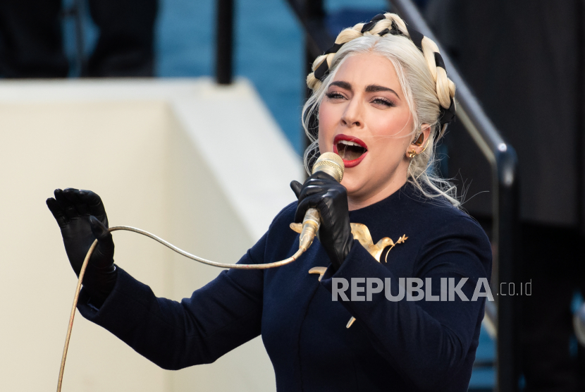Penyanyi AS Lady Gaga menyanyikan Lagu Kebangsaan AS saat pelantikan Joe Biden sebagai Presiden AS di Washington, DC, AS, 20 Januari 2021. Biden memenangkan pemilihan pada 3 November 2020 untuk menjadi Presiden Amerika Serikat ke-46. Gaga akan tampil sebagai Harley Quinn di sekuel film Joker.