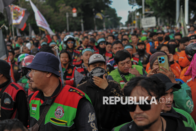 Pengemudi ojek online (ojol) menggelar aksi di kawasan Patung Kuda, Jakarta, Selasa (20/5/2025).