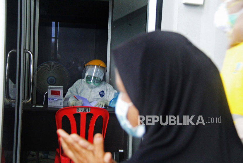 Petugas otoritas kesehatan memeriksa hasil ‘rapid test’ sejumlah penumpang dari Malaysia dan Kepri yang terdeteksi bersuhu tubuh tinggi di Pelabuhan Bandar Sri Junjungan Dumai di Dumai, Riau, Rabu (8/4). (ilustrasi)
