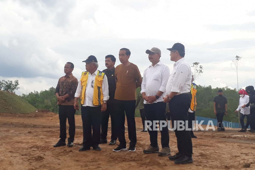 Presiden Jokowi bersama sejumlah menteri saat meninjau pembangunan di Ibu Kota Nusantara, Kalimantan Timur, Kamis (23/2/2023).