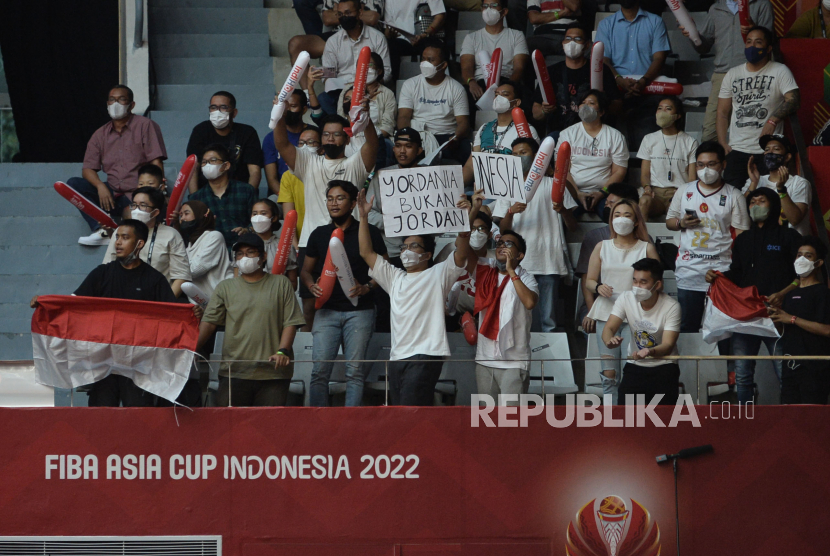 Suporter timnas basket Indonesia saat melawan Yordania dalam pertandingan FIBA Asia Cup 2022 di Istora Senayan, Jakarta, Kamis (14/7/2022). Pada pertandingan itu Indonesia kalah dengan skor 65-74.