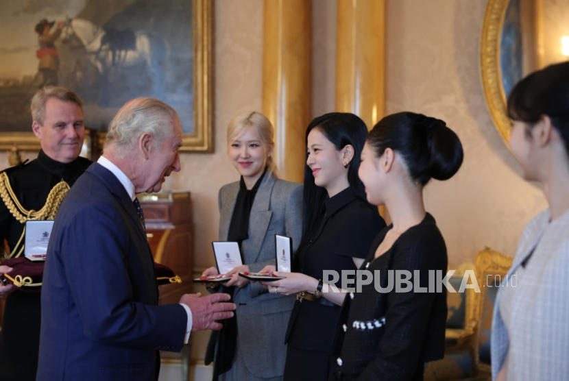 Jisoo (3-R), a member of K-pop girl group BLACKPINK, receives the Honorary Member of the Order of the British Empire from Britain