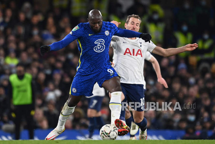 Striker Chelsea Romelu Lukaku (kiri) beraksi melawan striker Tottenham Hotspur Harry Kane (kanan). Chelsea dikabarkan ingin tukar Lukaku dengan Kane.