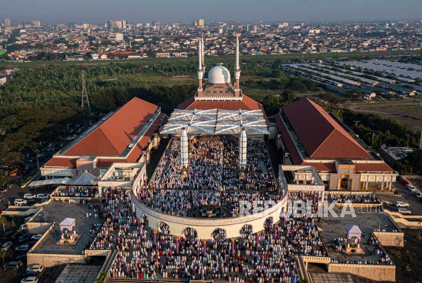 Umat Islam melaksanakan Shalat Idul Adha berjamaah di Masjid Agung Jawa Tengah dengan kapasitas saf sekitar 20 ribu jamaah di Semarang, Jawa Tengah, Ahad (10/7/2022). Pemerintah menetapkan Hari Raya Idul Adha 10 Dzulhijah 1443 pada Minggu (10/7/2022). 