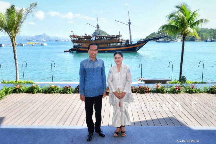 Presiden Joko Widodo (Jokowi) dan Iriana  menikmati keindahan Labuan Bajo dan bersiap kembali ke Jakarta setelah merampungkan tugas kenegaraan  menghadiri KTT ASEAN 42 di Labuan Bajo. (11/05/2023). Presiden Joko Widodo (Jokowi) didampingi Iriana Jokowi bertolak ke Hiroshima, Jepang pada Jumat (19/5) pagi untuk menghadiri Konferensi Tingkat Tinggi (KTT) G7.