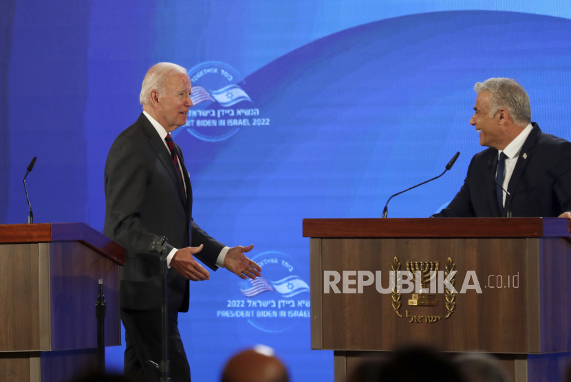 Presiden AS Joe Biden (kiri) saat konferensi pers dengan Perdana Menteri Israel Yair Lapid (kanan), di Waldorf Astoria Hotel di Yerusalem, Israel, 14 Juli 2022. Presiden AS tiba di Israel untuk kunjungan resmi, memulai perjalanan ke Timur Tengah dari 13-16 Juli.
