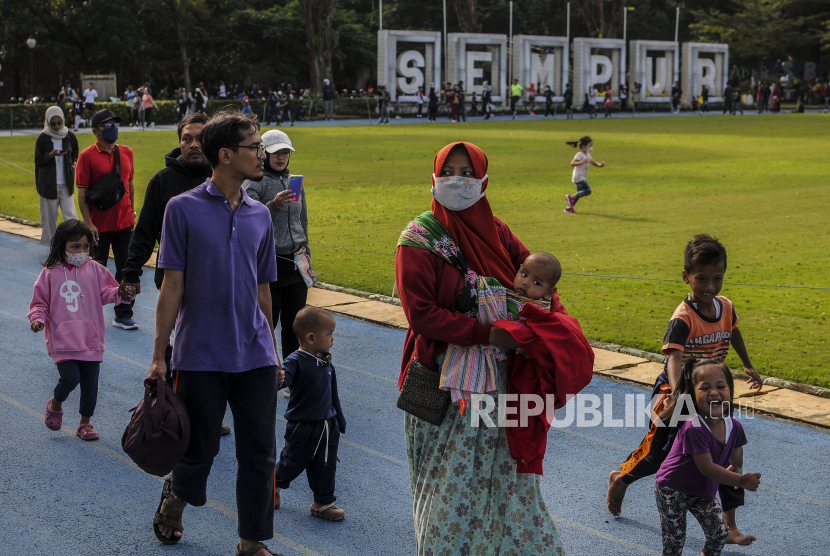 Warga berjalan kaki mengelilingi Taman Sempur, Kota Bogor, Jawa Barat, Ahad (20/3/2022). 