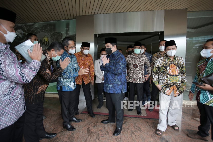 Menteri BUMN Erick Thohir saat menghadiri peresmian Masjid At-Tanwir di Kompleks Gedung Pusat Dakwah Muhammadiyah, Jakarta Pusat pada Kamis (11/3). 