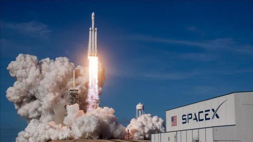 Perusahaan roket swasta milik pengusaha miliarder Elon Musk, SpaceX, telah berhasil membawa empat awak astronot ke Stasiun Luar Angkasa Internasional (ISS).
