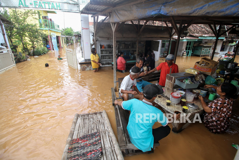Korban banjir Kota Makassar saat ini mengungsi di 37 titik pengungsian.