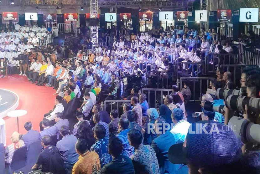 Suasana debat perdana capres dan cawapres di Halaman gedung Komisi Pemilihan Umum (KPU), Jakarta, Selasa (12/12/2023). Dalam debat capres-cawapres perdana Anies langsung menyindir Gibran jadi cawapres