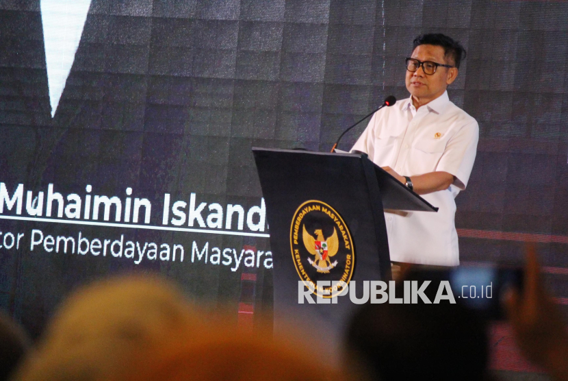 Menteri Koordinator Pemberdayaan Masyarakat, Muhaimin Iskandar atau Cak Imin menyampaikan sambutan saat Workshop Kepala Sekolah SMK untuk Program SMK go Global, di Kota Bandung, Senin (1/12/2025). Pemerintah menyiapkan dukungan dan fasilitasi penuh bagi sekolah SMK untuk peningkatan kapasitas bahasa dan kompetensi teknis untuk pasar tenaga kerja global.