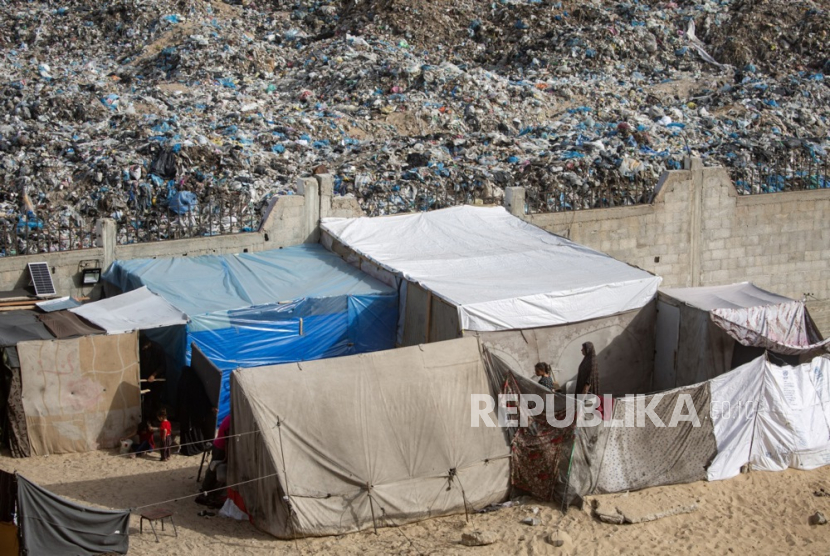 Pengungsi Palestina di tenda-tenda mereka di samping tumpukan sampah di dekat Khan Yunis, Jalur Gaza selatan, 18 Mei 2024.