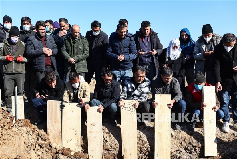  Kerabat berduka di makam para korban setelah gempa besar di Adiyaman, tenggara Turki, Sabtu (11/2/2023).  Saat ini fokus pemerintah Turki dan Suriah telah beralih untuk menyediakan makanan dan tempat berlindung bagi banyak orang yang selamat.