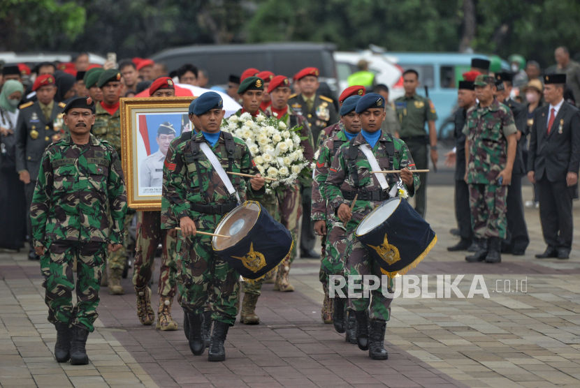 Sejumlah prajurit TNI mengusung peti jenazah Mantan Kepala BNPB Letjen (Purn) Doni Monardo saat prosesi pemakaman di Taman Makam Pahlawan Nasional Utama Kalibata, Jakarta, Senin (4/12/2023). Doni Monardo terakhir menjabat sebagai Ketua Umum Pengurus Pusat Persatuan Purnawirawan TNI AD (PPAD) periode 2021- 2026 yang juga dikenal sebagai Ketua Satgas Covid-19 tersebut wafat setelah menjalani perawatan intensif karena sakit di RS Siloam Jakarta