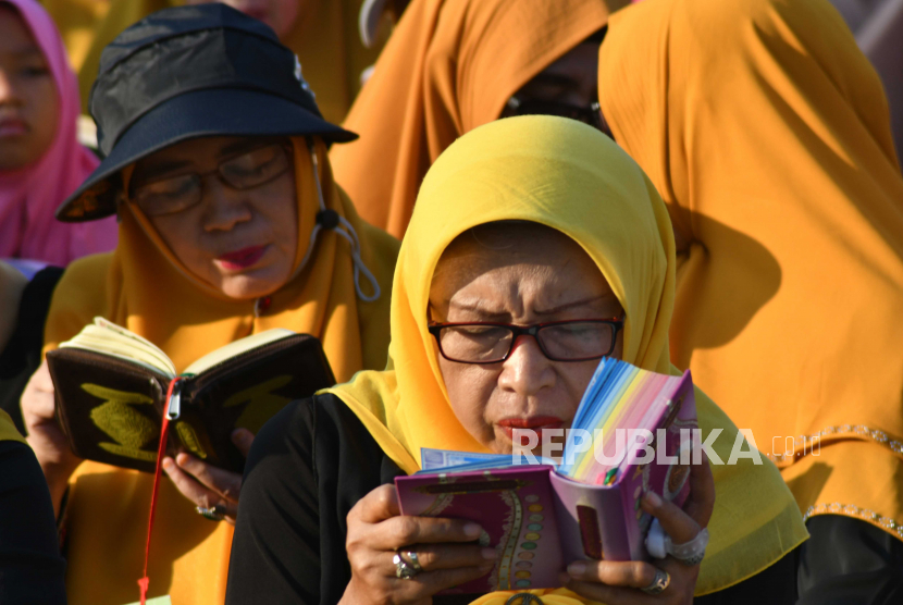 Sejumlah peserta membaca Al Quran saat Bogor Ngaos (Ngaji) Al Quran di Taman Sempur, Kota Bogor, Jawa Barat, Rabu (19/7/2023). Kegiatan Bogor Ngaos Al Quran ketiga yang diikuti sekitar seribu peserta dari wilayah Kota dan Kabupaten Bogor tersebut dalam rangka menyambut Tahun Baru Islam 1 Muharam 1445 Hijriah sekaligus untuk mendakwahkan dan mensyiarkan membaca Al Quran bagi umat Islam. 