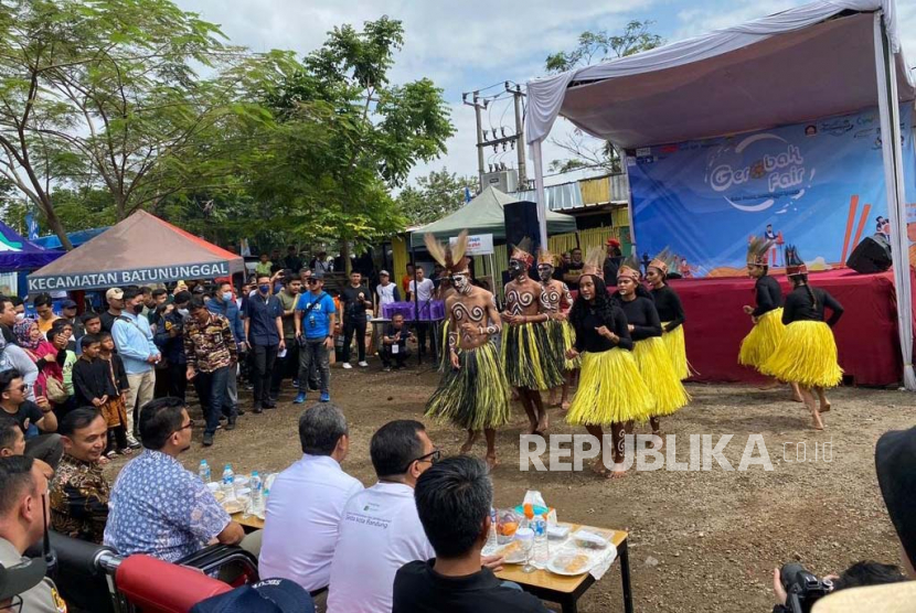 Suasana kegiatan Gerobak Fair (Gelar Produk Batununggal Kreatif) di Jalan Anak Kali Cikapundung, Kecamatan Batununggal, Kota Bandung, Jawa Barat, Sabtu (18/3/2023).