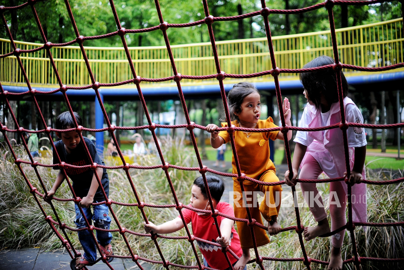 Anak bermain di taman setelah adanya pelonggaran prokol kesehatan (ilustrasi).