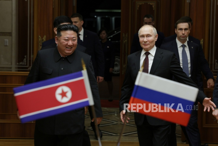Pemimpin Korea Utara Kim Jong Un dan Presiden Rusia Vladimir Putin melakukan pertemuan di Pyongyang, Korea Utara, Selasa (18/6/2024).Presiden Rusia melakukan kunjungan kenegaraan ke Korea Utara pada tanggal 18-19 Juni atas undangan pemimpin Korea Utara. 