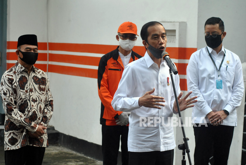 Presiden Joko Widodo (kedua kanan) memberikan keterangan kepada wartawan usai meninjau penyerahan Bantuan Sosial Tunai (BST) di Kantor Pos Bogor, Jawa Barat, pekan ini. Jokowi menyebut masih banyak masyarakat yang belum menerima bantuan sosial.