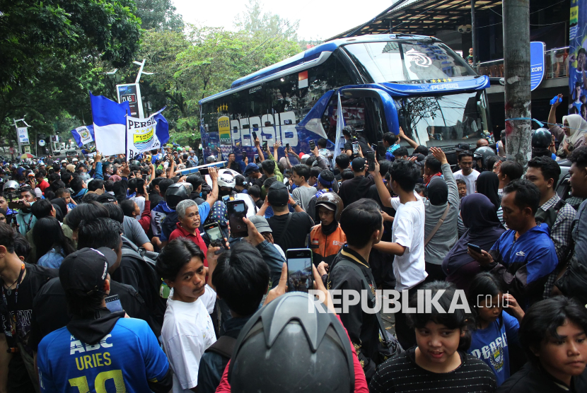 Ribuan bobotoh atau suporter Persib Bandung memadati halaman Graha Persib, di Jalan Sulanjana, Kota Bandung, Jumat (9/5/2025). Kehadiran para bobotoh di markas Persib itu untuk memberikan dukungan kepada para pemain Persib sebelum berangkat bertanding melawan Barito Putra di Liga 1 musim 2024/2025. Pelatih Persib Bojan Hodak menegaskan timnya tetap membidik kemenangan di tiga laga tersisa meskipun Persib telah memastikan gelar juara lebih awal.