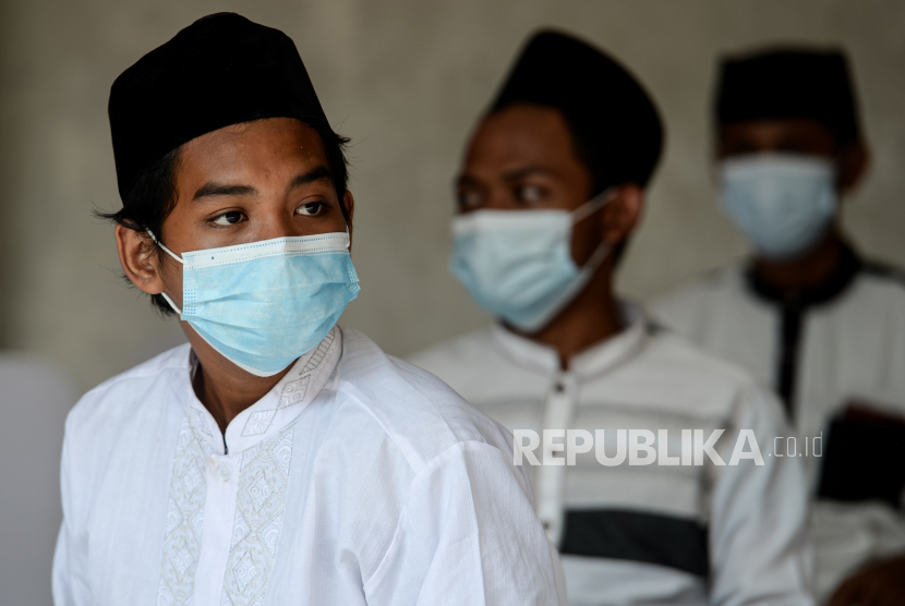 Santri menggunakan masker saat vaksinasi massal Covid-19 Sinovac dosis pertama di Pondok Pesantren Ummul Qura, Tangerang Selatan, Banten, (ilustrasi).