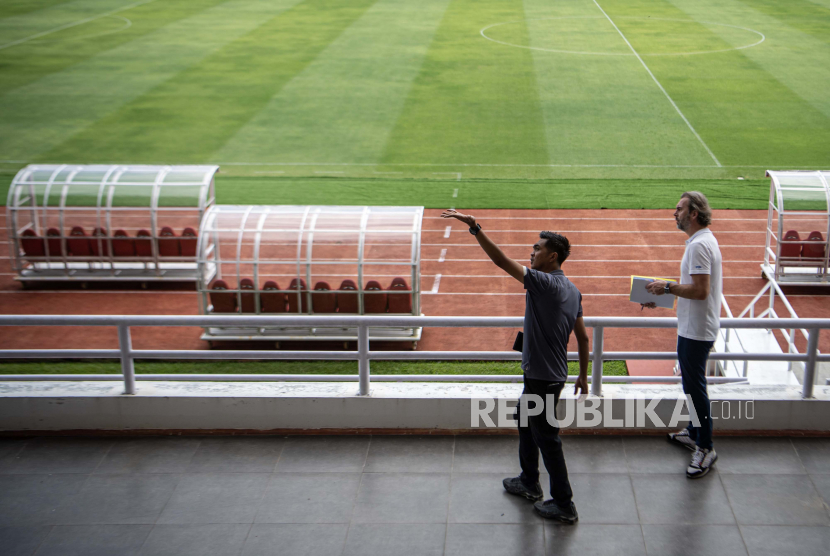 FIFA Project Team Christian Schmolzer (kanan)  meninjau Stadion Gelora Sriwijaya Jakabaring (GSJ) di Jakabaring Sport City (JSC) Palembang, Sumatera Selatan, Sabtu (14/1/2023). Kunjungan tersebut dalam rangka meninjau kesiapan Stadion Gelora Sriwijaya (GSJ) Jakabaring sebagai salah satu stadion penyelenggara Piala Dunia U-20 pada Mei 2023 mendatang. 