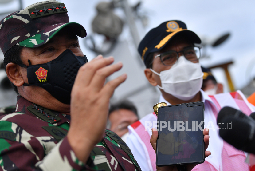 Panglima TNI Marsekal TNI Hadi Tjahjanto (kiri) bersama Menhub Budi Karya Sumadi menunjukkan temuan serpihan dan sejumlah barang dari pesawat Sriwijaya Air SJ 182 di KRI John Lie 358, perairan Kepulauan Seribu, Jakarta, Minggu (10/1/2021). 