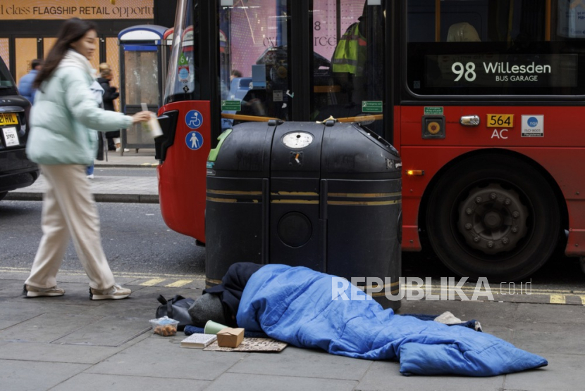 Seorang tunawisma atau homeless tidur di kantung tidur di Oxford Street, London, Inggris, 11 Januari 2024. 