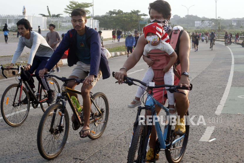 Sejumlah warga bersepeda di lingkar jalan Stadion Pakansari, Kabupaten Bogor, Jawa Barat.