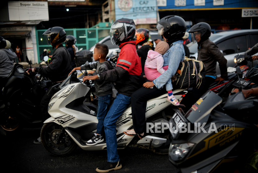 Pemudik terjebak kemacetan di Jalan Raya Kelari, Karawang, Jawa Barat (ilustrasi). 
