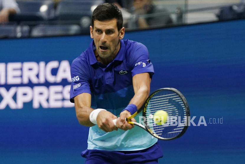 Novak Djokovic, dari Serbia, mengembalikan pukulan pada putaran pertama kejuaraan tenis US Open 2021, Selasa, 31 Agustus 2021, di New York.