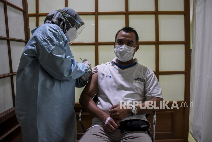 Vaksinator menyuntikan vaksin Covid-19 Sinovac ke tenaga kesehatan saat Gebyar Vaksinasi Covid-19 Dosis 2 di Gedung Sasana Budaya Ganesha (Sabuga), Jalan Tamansari, Kota Bandung, Rabu (17/2). Pemerintah Provinsi Jawa Barat kembali menggelar vaksinasi Covid-19 dosis kedua secara masif bagi sedikitnya 3.000 tenaga kesehatan serta sumber daya manusia (SDM) di lingkungan kesehatan di Kota Bandung sebagai upaya percepatan capaian target vaksinasi Covid-19. Foto: Abdan Syakura/Republika