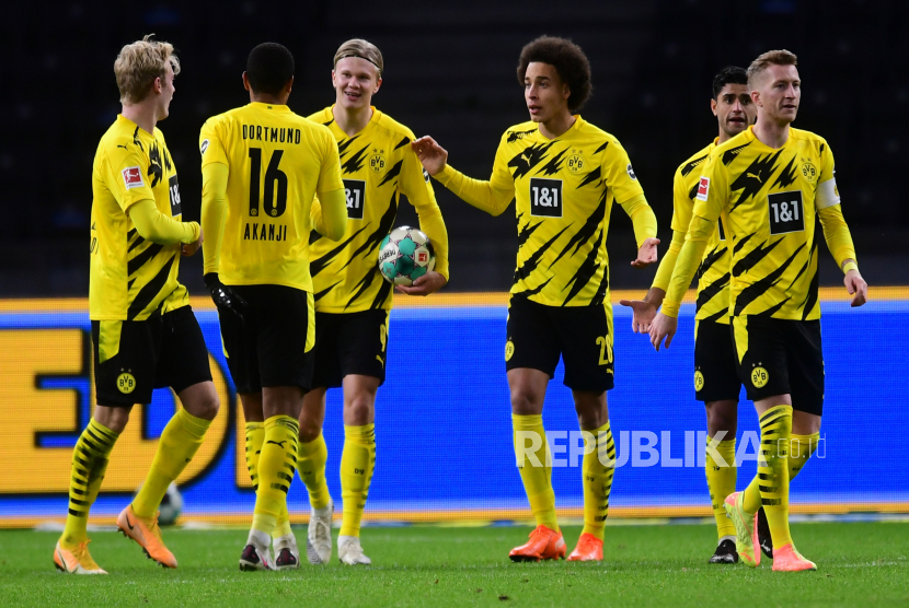 Erling Haaland (ketiga dari kiri) dari Dortmund dan rekan satu timnya merayakan keunggulannya yang 1-2 selama pertandingan sepak bola Bundesliga Jerman antara Hertha BSC Berlin dan Borussia Dortmund di Berlin, Jerman, 21 November 2020.