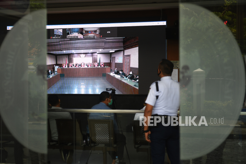 Pengunjung menyimak jalannya sidang putusan kasus dugaan korupsi pengelolaan investasi saham dan reksa dana PT Asuransi Jiwasraya  melalui layar di Pengadilan Tipikor, Jakarta, Senin (12/10/2020). Sidang yang dilaksanakan secara virtual tersebut mengagendakan pembacaan vonis untuk mantan Direktur Utama PT AJS Hendrisman Rahim bersama mantan Direktur Keuangan PT AJS Hary Prasetyo, mantan Kepala Divisi Investasi dan Keuangan PT AJS Syahmirwan dan Direktur PT Maxima Integra Joko Hartono Tirto. 