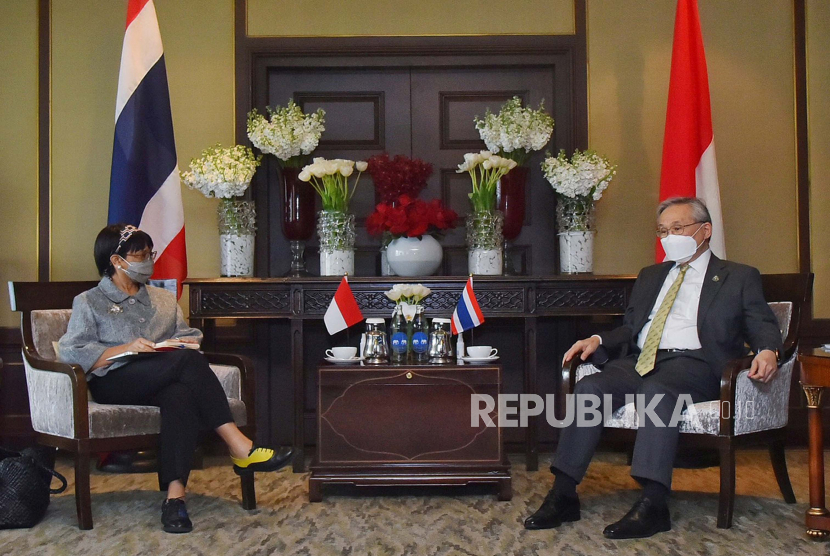  Foto handout yang disediakan oleh Kementerian Luar Negeri Thailand menunjukkan Menteri Luar Negeri Indonesia Retno Marsudi (kiri) dan Wakil Perdana Menteri Thailand dan Menteri Luar Negeri Don Pramudwinai (kanan) saat pertemuan mereka di Bangkok, Thailand, 24 Februari 2021.