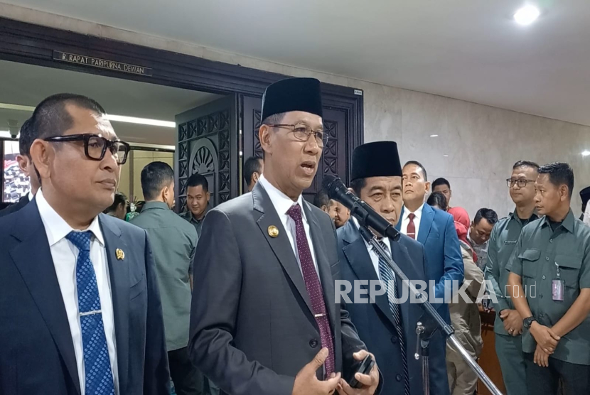 Pj Gubernur DKI Jakarta Heru Budi Hartono saat diwawancarai di DPRD Provinsi DKI Jakarta, Kamis (25/7/2024). 