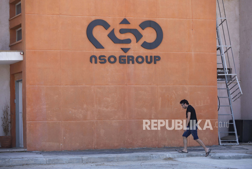 Sebuah logo menghiasi dinding di cabang perusahaan Israel NSO Group, perusahaan produsen spyware Pegasus. Polisi Israel mengaku menggunakan spyware Pegasus untuk meretas telepon warga Israel. Ilustrasi.