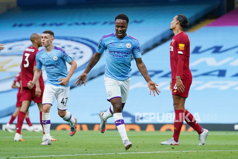 Raheem Sterling merayakan gol kedua Manchester City ke gawang Liverpool pada laga lanjutan Liga Primer Inggris 2019/2020, Jumat (3/7).