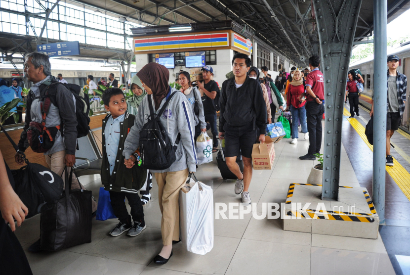 Pemudik berjalan keluar setibanya di Stasiun Pasar Senen, Jakarta, Jumat (3/1/2025). PT KAI menyiapkan 3.443.832 tiket kereta api jarak jauh untuk periode mudik lebaran 2025.