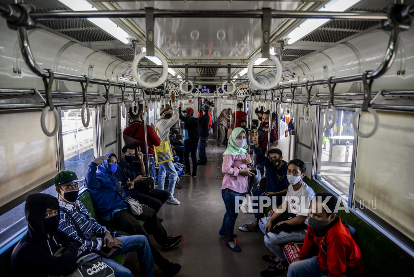Sejumlah penumpang saat menaiki KRL Commuter Line di Stasiun Tanah Abang, Jakarta, Sabtu (19/9). PT Kereta Commuter Indonesia mencatat terjadi peningkatak jumlah penumpang KRL. Republika/Putra M. Akbar