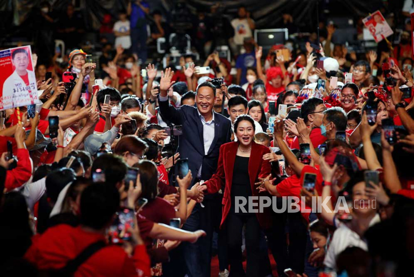  Dua calon Perdana Menteri dari Partai Pheu Thai, Paetongtarn Shinawatra (kanan) dan Srettha Thavisin (kiri) menyambut para pendukungnya selama kampanye pemilihan umum menjelang pemungutan suara di Bangkok, Thailand, Jumat (12/5/2023).  Lebih dari 52 juta pemilih yang memenuhi syarat akan memberikan suara mereka surat suara dalam pemilihan umum 14 Mei.