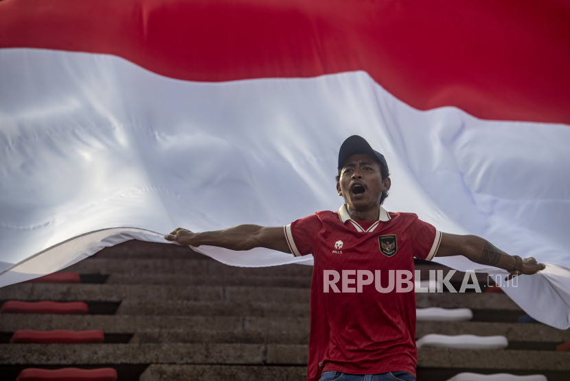 Pendukung Timnas Indonesia membentangkan bendera saat pertandingan babak penyisihan grup A antara Indonesia melawan Timor Leste pada SEA Games 2023 di National Olympic Stadium, Phnom Penh, Kamboja, pekan lalu. Indonesia akan melawan Vietnam pada laga babak semifinal Sabtu (13/5/2023) sore.