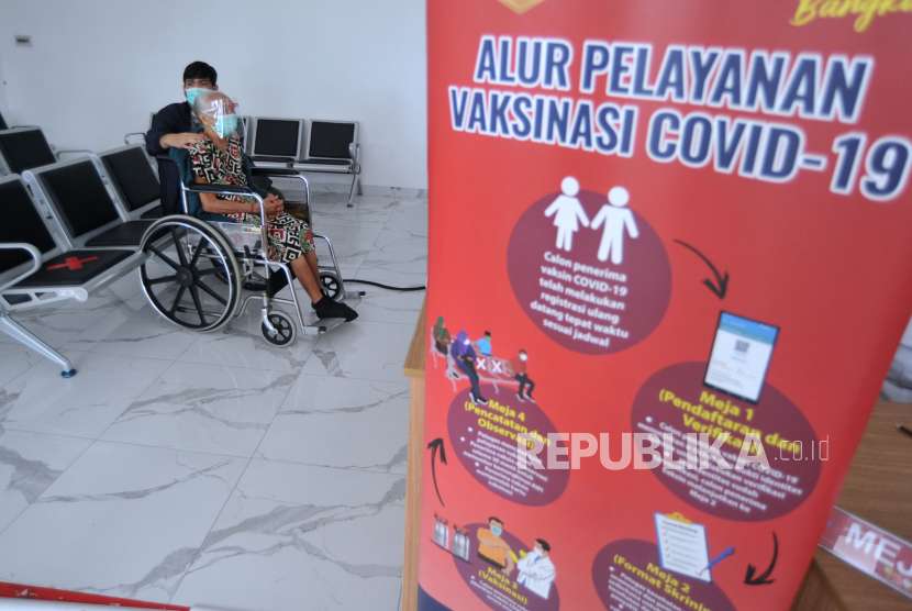 Warga lanjut usia (lansia) berada di ruang tunggu vaksinasi COVID-19 di Rumah Sakit Bali Mandara, Denpasar Bali, Rabu (24/2/2021). Sebanyak 340.683 orang lansia menjadi sasaran dalam vaksinasi tahap kedua COVID-19 Provinsi Bali. 