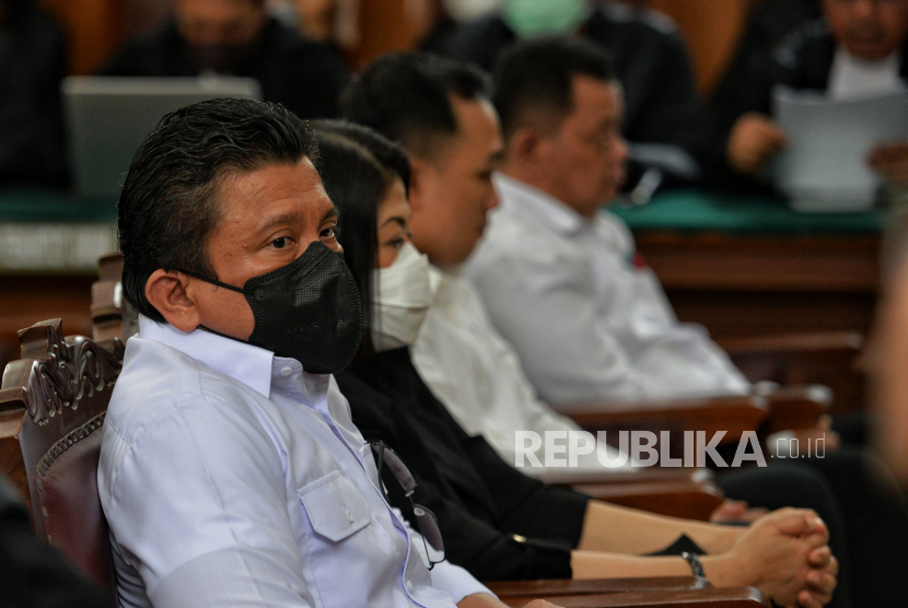 Terdakwa Ferdy Sambo, Putri Candrawathi, Ricky Rizal dan Kuat Maruf (kiri-kanan) bersiap menjalani sidang lanjutan dalam kasus dugaan pembunuhan berencana terhadap Brigadir Nofriansyah Yosua Hutabarat di Pengadilan Negeri Jakarta Selatan.