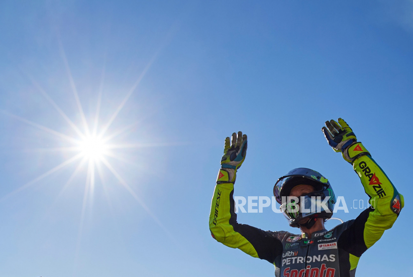 Pembalap tim Petronas Yamaha SRT Valentino Rossi seusai menyelesaikan balapan MotoGP Valencia di Sirkuit Ricardo Tormo, Spanyol, Ahad (14/11). Rossi memutuskan pensiun pada akhir musim ini.
